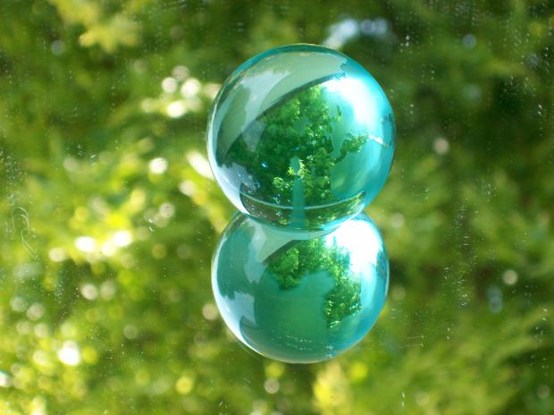mirror-image-green-ball